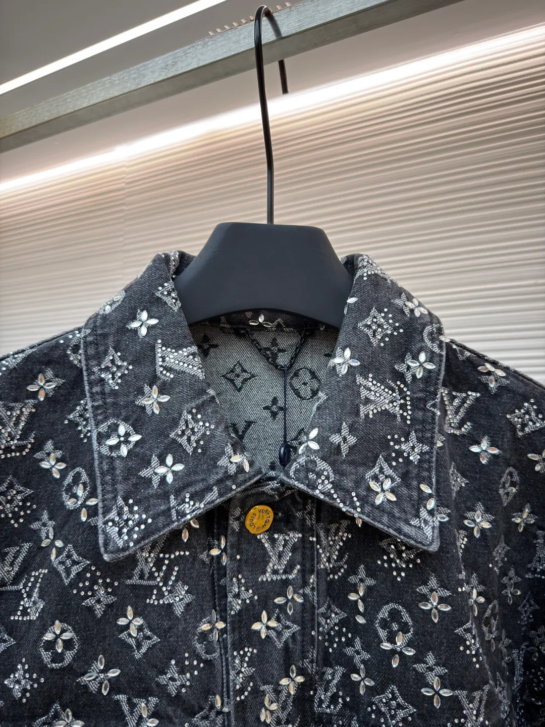 LOUIS VUITTON Presbyopia rhinestone jacquard denim jacket ●Original version: purchased and developed by 96009 ●Item number: 1681011-C55 ●Fabric: denim fabric ●Technology: jacquard rhinestone production ●Version: fitted version ●Weight: about 1475 grams ●Size: 46-48-50-52 ●Description: The fabric is sewn from denim, with a Monogram jacquard pattern printed all over, and diamond decorations using hot-drilling techniques to form the brand’s classic pattern. The waist is distressed and flocked leather, and the hardware is molded. The overall routing is straight and delicate, the fabric is comfortable and soft, and the color is consistent without color difference. It can be matched with the same style to create a fashionable look and control various occasions. Customized accessories, complete with three standards, the same style for men and women.